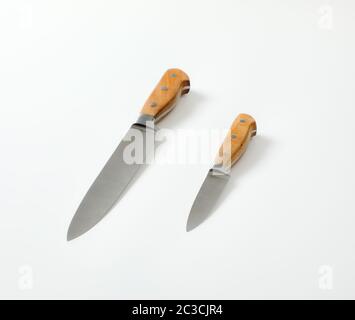 Satz mit zwei spitzen Küchenmessern (Gebrauchsmesser und Trennmesser) Stockfoto