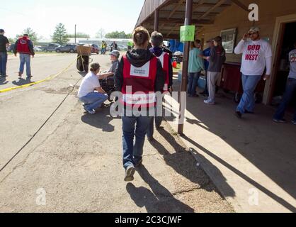 19. April 2013 West, Texas USA: Freiwillige mit dem Roten Kreuz kommen, um den Bewohnern der kleinen Stadt Central Texas nach einer Explosion von Düngemittelanlagen zwei Tage zuvor 15 Menschen zu töten und Hunderte von Häusern und Unternehmen zu zerstören und zu beschädigen. ©Marjorie Kamys Cotera/Daemmrich Photography Stockfoto