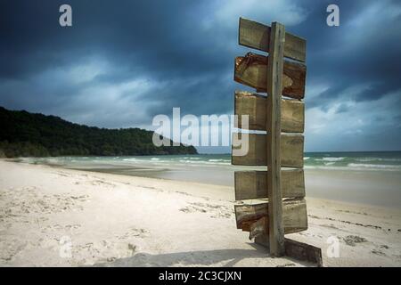 Wegweiser aus Holz am Bai Sao Strand in Phu Quoc Stockfoto