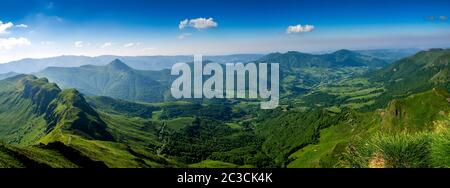 Blick vom Gipfel des Puy Mary, Regionaler Naturpark der Vulkane der Auvergne, Cantal, Auvergne-Rhone-Alpes, Frankreich Stockfoto