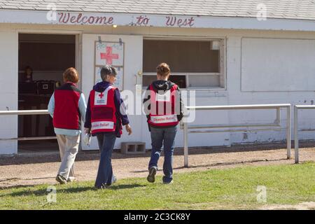 West, Texas, USA, April 19 2013: Freiwillige mit dem Roten Kreuz kommen, um Nahrung, Wasser, emotionale Unterstützung und Gesundheitsdienste für die von der Explosion im April 17 betroffenen Menschen in einer Düngemittelfabrik im Westen bereitzustellen, die 14 Menschen tötete und Hunderte von Gebäuden beschädigte oder zerstörte ©Marjorie Kamys Cotera/Daemmrich Photography Stockfoto