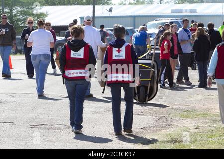 West, Texas, USA, April 19 2013: Freiwillige mit dem Roten Kreuz kommen, um Nahrung, Wasser, emotionale Unterstützung und Gesundheitsdienste für die von der Explosion im April 17 betroffenen Menschen in einer Düngemittelfabrik im Westen bereitzustellen, die 14 Menschen tötete und Hunderte von Gebäuden beschädigte oder zerstörte ©Marjorie Kamys Cotera/Daemmrich Photography Stockfoto