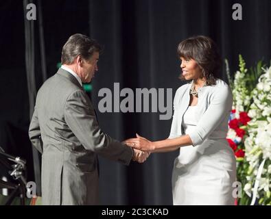 25. April 2013 Austin, Texas, USA: First Lady Michelle Obama begrüßt den texanischen Gouverneur Rick Perry bei einer Gedenkfeier für die im Westen, Texas, getöteten Feuerwehrleute bei der Explosion der Düngemittelanlage am 17. April. Zwölf der 15 Todesopfer waren Ersthelfer. ©Marjorie Kamys Cotera/Daemmrich Photography Stockfoto
