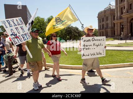 Austin, Texas, USA, Mai 13 2013: Mitglieder einer Gruppe für Waffenrechte tragen bei einer Kundgebung um das Texas Capitol Schilder. Die Marcher zeigten ihre Unterstützung für ein Gesetz, das vom texanischen Gesetzgeber in Erwägung gezogen wurde, das es Studenten mit versteckten Waffenlizenzen erlauben würde, Pistolen in ihre Klassenzimmer zu bringen. ©Marjorie Kamys Cotera/Daemmrich Photography Stockfoto