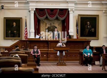 Austin, Texas, USA, 2013: Schüler der Oberstufe nehmen an einer Scheinsitzung der Legislative im Texas State Capitol Teil. Die Jugendgesetzgebungssitzung Lorenzo de Zavala ist ein Führungsprogramm des National Hispanic Institute. ©Marjorie Kamys Cotera/Daemmrich Photography Stockfoto