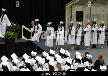 Austin Texas 2013. Mai: Erste Klasse von Schülern, die die Ann Richards School for Young Women Leaders besuchten, die in der sechsten Klasse ihren Abschluss in der 12. Klasse feierten. Die öffentliche Mädchenschule wurde 2007 gegründet und zu Ehren des verstorbenen texanischen Gouverneurs benannt. ©Marjorie Kamys Cotera/Daemmrich Photography Stockfoto