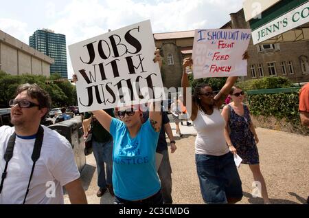 29. August 2013 Austin, Texas, USA: Fast-Food-Mitarbeiter und Sympathisanten protestieren gegen niedrige Löhne für Menschen, die für niedrige Löhne in Restaurants arbeiten. Arbeiter und Organisatoren im ganzen Land verlangen $15 Dollar pro Stunde, eine Erhöhung gegenüber dem Durchschnitt von $7,25 Dollar, den sie derzeit machen. © Marjorie Kamys Cotera/Daemmrich Photography Stockfoto