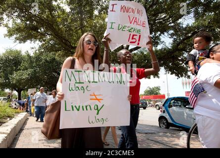 29. August 2013 Austin, Texas, USA: Fast-Food-Mitarbeiter und Sympathisanten protestieren gegen niedrige Löhne für Menschen, die für niedrige Löhne in Restaurants arbeiten. Arbeiter und Organisatoren im ganzen Land verlangen $15 Dollar pro Stunde, eine Erhöhung gegenüber dem Durchschnitt von $7,25 Dollar, den sie derzeit machen. © Marjorie Kamys Cotera/Daemmrich Photography Stockfoto