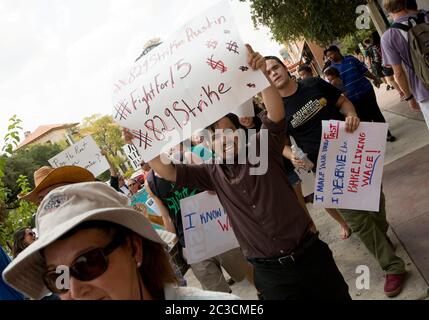 29. August 2013 Austin, Texas, USA: Fast-Food-Mitarbeiter und Sympathisanten protestieren gegen niedrige Löhne für Menschen, die für niedrige Löhne in Restaurants arbeiten. Arbeiter und Organisatoren im ganzen Land verlangen $15 Dollar pro Stunde, eine Erhöhung gegenüber dem Durchschnitt von $7,25 Dollar, den sie derzeit machen. © Marjorie Kamys Cotera/Daemmrich Photography Stockfoto