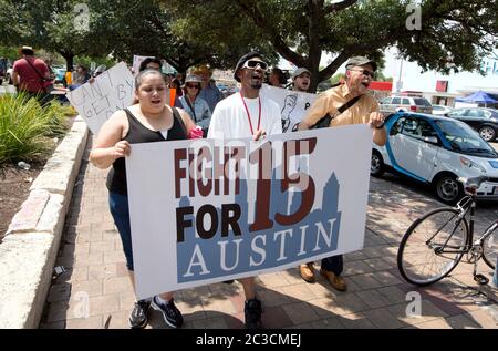 29. August 2013 Austin, Texas, USA: Fast-Food-Mitarbeiter und Sympathisanten protestieren gegen niedrige Löhne für Menschen, die für niedrige Löhne in Restaurants arbeiten. Arbeiter und Organisatoren im ganzen Land verlangen $15 Dollar pro Stunde, eine Erhöhung gegenüber dem Durchschnitt von $7,25 Dollar, den sie derzeit machen. © Marjorie Kamys Cotera/Daemmrich Photography Stockfoto