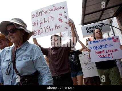 29. August 2013 Austin, Texas, USA: Fast-Food-Mitarbeiter und Sympathisanten protestieren gegen niedrige Löhne für Menschen, die für niedrige Löhne in Restaurants arbeiten. Arbeiter und Organisatoren im ganzen Land verlangen $15 Dollar pro Stunde, eine Erhöhung gegenüber dem Durchschnitt von $7,25 Dollar, den sie derzeit machen. © Marjorie Kamys Cotera/Daemmrich Photography Stockfoto