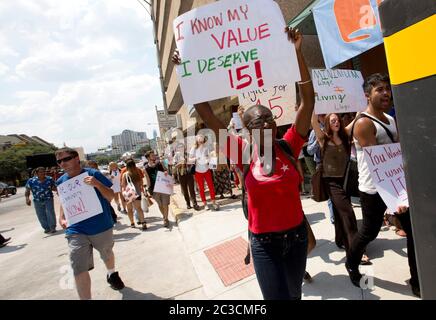 29. August 2013 Austin, Texas, USA: Fast-Food-Mitarbeiter und Sympathisanten protestieren gegen niedrige Löhne für Menschen, die für niedrige Löhne in Restaurants arbeiten. Arbeiter und Organisatoren im ganzen Land verlangen $15 Dollar pro Stunde, eine Erhöhung gegenüber dem Durchschnitt von $7,25 Dollar, den sie derzeit machen. © Marjorie Kamys Cotera/Daemmrich Photography Stockfoto