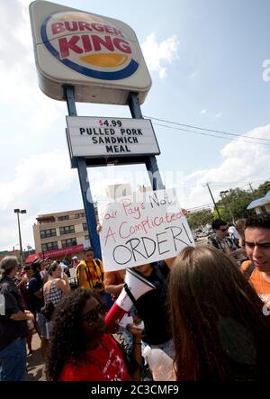 29. August 2013 Austin, Texas, USA: Fast-Food-Mitarbeiter und Sympathisanten protestieren gegen niedrige Löhne für Menschen, die für niedrige Löhne in Restaurants arbeiten. Arbeiter und Organisatoren im ganzen Land verlangen $15 Dollar pro Stunde, eine Erhöhung gegenüber dem Durchschnitt von $7,25 Dollar, den sie derzeit machen. © Marjorie Kamys Cotera/Daemmrich Photography Stockfoto