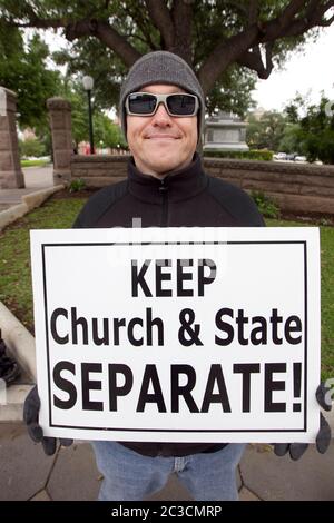 Weißer Mann, hält ein Schild mit der Aufschrift „Keep Church & State Separate“ vor dem Texas Capitol Gebäude in Austin, Texas ©Marjorie Kamys Cotera/Daemmrich Photography Stockfoto