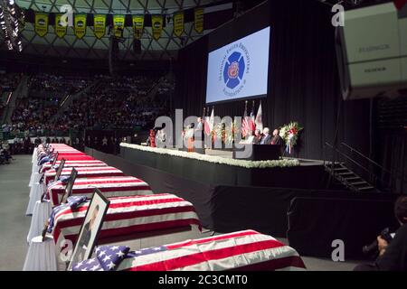 25. April 2013 Waco, Texas, USA: Pres. Barack Obama spricht mit Tausenden von Trauernden, die an einer Gedenkfeier für die im Westen von Texas getöteten Feuerwehrleute teilnahmen. Die Explosion der Düngemittelanlage am 17. April. Zwölf der 15 Toten waren Ersthelfer. ©Marjorie Kamys Cotera/Daemmrich Photography Stockfoto