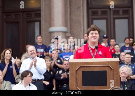 Der männliche Teenager Special Olympian spricht auf dem Podium vor dem Texas Capitol Gebäude, bevor die Special Olympics Taschenlampe in Austin, Texas ©Marjorie Kamys Cotera/Daemmrich Photography angezündet wird Stockfoto