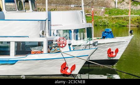 Passagierschiff auf der mosel an einem schönen Sommertag Stockfoto