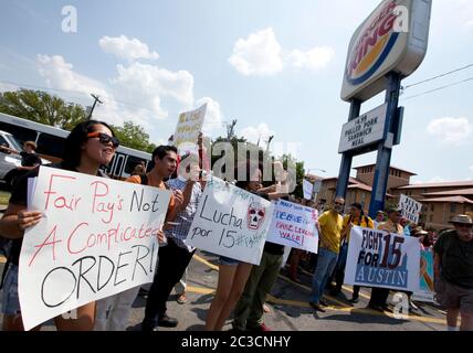 29. August 2013 Austin, Texas, USA: Fast-Food-Mitarbeiter und Sympathisanten protestieren gegen niedrige Löhne für Menschen, die für niedrige Löhne in Restaurants arbeiten. Arbeiter und Organisatoren im ganzen Land verlangen $15 Dollar pro Stunde, eine Erhöhung gegenüber dem Durchschnitt von $7,25 Dollar, den sie derzeit machen. © Marjorie Kamys Cotera/Daemmrich Photography Stockfoto