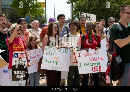 29. August 2013 Austin, Texas, USA: Fast-Food-Mitarbeiter und Sympathisanten protestieren gegen niedrige Löhne für Menschen, die für niedrige Löhne in Restaurants arbeiten. Arbeiter und Organisatoren im ganzen Land verlangen $15 Dollar pro Stunde, eine Erhöhung gegenüber dem Durchschnitt von $7,25 Dollar, den sie derzeit machen. © Marjorie Kamys Cotera/Daemmrich Photography Stockfoto