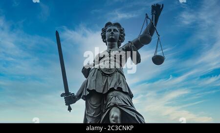 Justice Statue mit Schwert und Waage Stockfoto