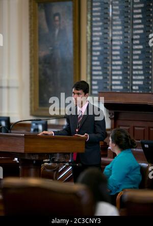 Austin, Texas, USA, 2013: Schüler der Oberstufe nehmen an einer Scheinsitzung der Legislative im Texas State Capitol Teil. Die Jugendgesetzgebungssitzung Lorenzo de Zavala ist ein Führungsprogramm des National Hispanic Institute. ©Marjorie Kamys Cotera/Daemmrich Photography Stockfoto