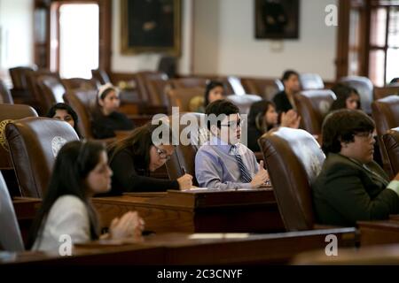 Austin, Texas, USA, 2013: Schüler der Oberstufe nehmen an einer Scheinsitzung der Legislative im Texas State Capitol Teil. Die Jugendgesetzgebungssitzung Lorenzo de Zavala ist ein Führungsprogramm des National Hispanic Institute. ©Marjorie Kamys Cotera/Daemmrich Photography Stockfoto