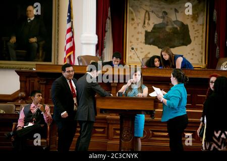 Austin, Texas, USA, 2013: Schüler der Oberstufe nehmen an einer Scheinsitzung der Legislative im Texas State Capitol Teil. Die Jugendgesetzgebungssitzung Lorenzo de Zavala ist ein Führungsprogramm des National Hispanic Institute. ©Marjorie Kamys Cotera/Daemmrich Photography Stockfoto