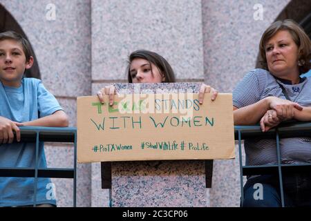 2. Juli 2013 Austin, Texas USA: Während konkurrierender Kundgebungen im Texas Capitol hält eine junge Frau ein handgebautes Zeichen gegen Abtreibung und für Anti-Abtreibungsgesetzgebung, während der Ausschuss für staatliche Angelegenheiten des Repräsentantenhauses Anhörungen zu einem umstrittenen Abtreibungsgesetz hält. ©MKC/Bob Daemmrich Photography, Inc Stockfoto