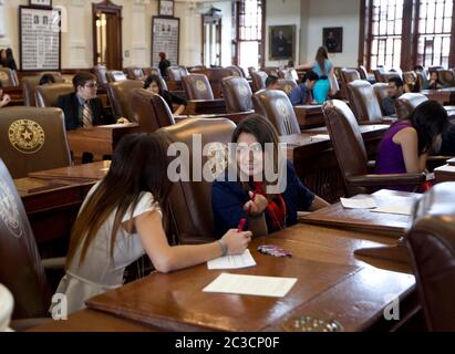 Austin, Texas, USA, 2013: Schüler der Oberstufe nehmen an einer Scheinsitzung der Legislative im Texas State Capitol Teil. Die Jugendgesetzgebungssitzung Lorenzo de Zavala ist ein Führungsprogramm des National Hispanic Institute. ©Marjorie Kamys Cotera/Daemmrich Photography Stockfoto