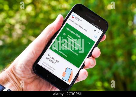 Die offizielle deutsche Corona-Warnungs-App auf einem Samsung-Smartphone ist seit dem 16. Juni 2020 verfügbar und zeigt eine mögliche Risikobegegnung mit koronainfizierten Personen auf. Foto von 19.06.2020. --- die offizielle deutsche Corona-Warn-App auf einem Samsung Smartphone, sie ist seit dem 16.6.2020 verfügbar und zeigt eine eventuelle Risikobegonung mit Coronainfizierten an. Photo vom 19.06.2020. Stockfoto