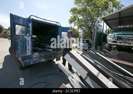 Austin Texas, USA, Oktober 2013: Schrott-Recycling-Unternehmen verarbeitet und verkauft jede Woche Tonnen Metall. Das Unternehmen sammelt verschiedene Arten von industriellem und gewerblichem Schrott und verkauft an den Meistbietenden, zu dem je nach Marktbedingungen auch Länder wie Mexiko und Indien gehören. ©Marjorie Kamys Cotera/Daemmrich Photography Stockfoto