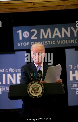 30. Oktober 2013 Austin, Texas, USA: Vizepräsident Joe Biden spricht im Hauptquartier der National Domestic Violence Hotline zum Gedenken an den National Domestic Violence Awareness Month. ©Marjorie Kamys Cotera/Daemmrich Stockfoto