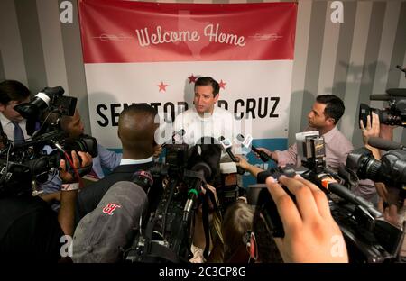 Houston Texas, USA, Oktober 21 2013: Der republikanische Senator Ted Cruz aus Texas spricht mit Reportern während einer Homecoming-Veranstaltung, die von einer lokalen Tea Party-Organisation ausgerichtet wird. ©Marjorie Kamys Cotera/Daemmrich Stockfoto
