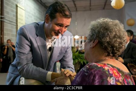 Houston Texas, USA, 21 2013. Oktober: Der republikanische Senator Ted Cruz aus Texas begrüßt Fans bei einer Homecoming-Veranstaltung, die von einer lokalen Tea Party-Organisation ausgerichtet wird. ©Marjorie Kamys Cotera/Daemmrich Stockfoto