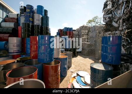 Austin, Texas USA, 1. Oktober 2013: Stapel leerer Ölfässer warten auf die Verarbeitung in einer Metall-Recycling-Anlage. Das Geschäft in Austin sammelt verschiedene Arten von industriellem und kommerziellem Schrott und verkauft an die Meistbietenden, darunter Unternehmen in Mexiko und Indien. MKC/Bob Daemmrich Photography, Inc Stockfoto