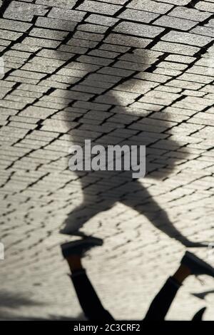 Schatten einer Fußgängerzone in einer Einkaufsstraße in Leipzig Stockfoto