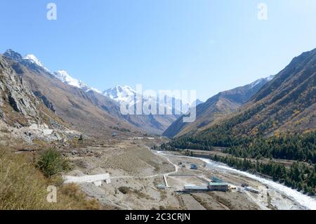 Panorama Himalaya Highland Islands Bergtal, Panorama der Stadt Sangla Valley, Chitkul Dorf, von der Wanderweg in Himalaya Mountains, i Stockfoto