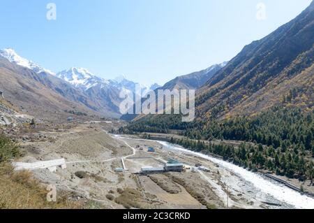 Landschaft von Bergtal, Panorama der Stadt Sangla Valley, Chitkul Dorf, von der Wanderweg in Himalaya-Bergen, im Sommer. Himachal Prade Stockfoto