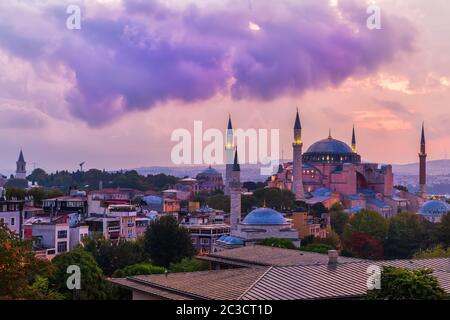 Die Hagia Sophia vor dem Gewitter, Dämmerung, Istanbul, Türkei. Stockfoto