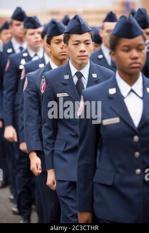 11. November 2014 Austin, Texas, USA: Uniformierte Mitglieder einer lokalen High School Air Force Junior ROTC Group marschieren bei der jährlichen Veterans Day Parade entlang der Congress Avenue. ©Marjorie Kamys Cotera/Daemmrich Photography Stockfoto