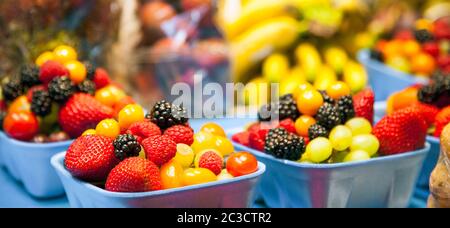 Beeren und Früchte auf einem öffentlichen Markt in Vancouver, Kanada Stockfoto