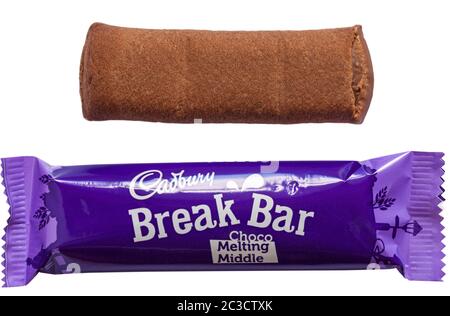 Zwei Cadbury Break Bar Choco Melting mittlere schokoladige Füllstäbe, einer aus der Verpackung entfernt isoliert auf weißem Hintergrund Stockfoto