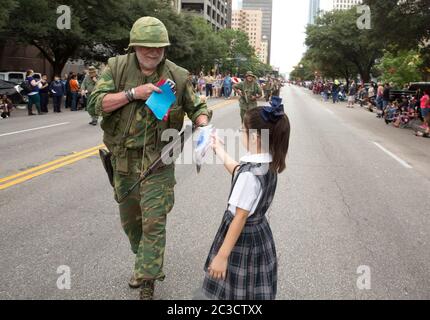 November 11 2015, Austin, USA: Kinder im Grundschulalter geben bei der jährlichen Parade zum Veteranentag in der Congress Avenue handgefertigte Karten an Militärveteranen aus. ©Marjorie Kamys Cotera/Daemmrich Photography Stockfoto