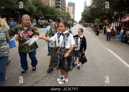 November 11 2015, Austin, USA: Kinder im Grundschulalter geben bei der jährlichen Parade zum Veteranentag in der Congress Avenue handgefertigte Karten an Militärveteranen aus. ©Marjorie Kamys Cotera/Daemmrich Photography Stockfoto