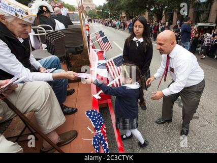 November 11 2015, Austin, USA: Kinder im Grundschulalter geben bei der jährlichen Parade zum Veteranentag in der Congress Avenue handgefertigte Karten an Militärveteranen aus. ©Marjorie Kamys Cotera/Daemmrich Photography Stockfoto