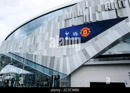 Tottenham Hotspur Ground, White hart Lane, London, Großbritannien. Juni 2020. Premier League: Tottenham Hotspur vs Manchester United: Schilder am Spurs Ground empfehlen Fans, zu Hause zu bleiben und das heutige Spiel im Spurs TV zu sehen. Kredit: Matthew Chattle/Alamy Live Nachrichten Stockfoto