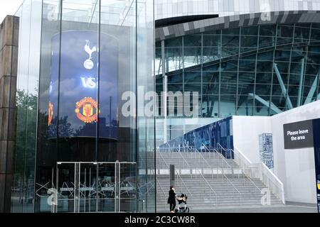 Tottenham Hotspur Ground, White hart Lane, London, Großbritannien. Juni 2020. Premier League: Tottenham Hotspur vs Manchester United: Schilder am Spurs Ground empfehlen Fans, zu Hause zu bleiben und das heutige Spiel im Spurs TV zu sehen. Kredit: Matthew Chattle/Alamy Live Nachrichten Stockfoto