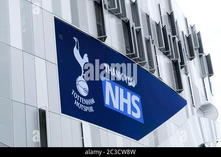 Tottenham Hotspur Ground, White hart Lane, London, Großbritannien. Juni 2020. Premier League: Tottenham Hotspur vs Manchester United: Schilder am Spurs Ground empfehlen Fans, zu Hause zu bleiben und das heutige Spiel im Spurs TV zu sehen. Kredit: Matthew Chattle/Alamy Live Nachrichten Stockfoto