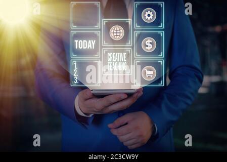 Konzeptionelle Handschrift zeigt kreative Lehre. Konzept, das den Akt des Coachings auf neuartige Weise, die das Wachstum fördert, bedeutet Stockfoto