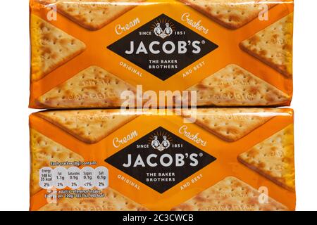 Zwei Pakete Jacob's Cream Crackers original und am besten die Baker Brothers seit 1851 isoliert auf weißem Hintergrund - herzhafte Kekse Stockfoto